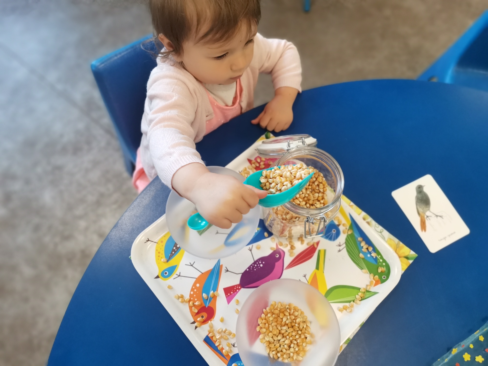 photo d'une enfants en train de pratiquer une activité sensoriel